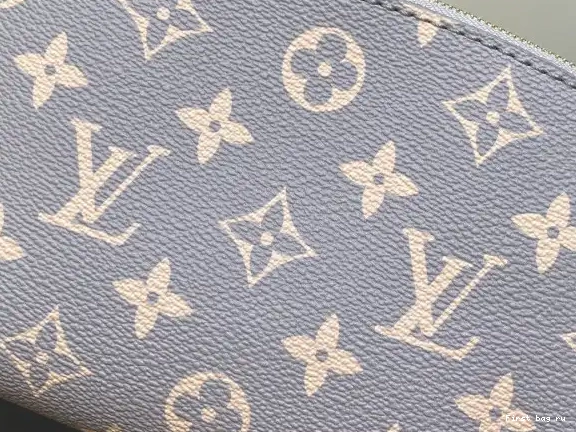 First bag ru Cosmétique PM Louis Vuitton Pochette 0630